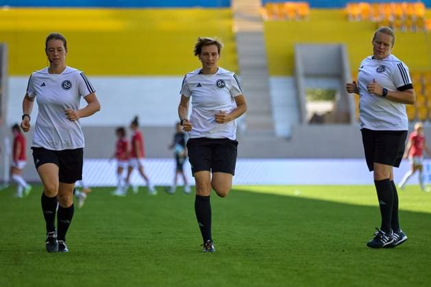 09.09.2023, GER, Frauenfußball, DFB Pokal, 2. Runde, 2023 2024, FC Carl-Zeiss Jena - FC Nürnberg Die Schiedsricherinnen Christine Weigelt (Mitte), Simone Jakob (links), Jennifer Schubert (rechts), bei der Erwärmung Jena ad hoc arena, Ernst-Abbe-Sportfe Thüringen Deutschland