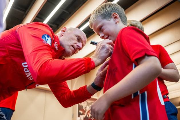 230909 Stale Solbakken, head coach of the Norwegian national football team, signs autographs ahead of a training session on September 9, 2023 in Oslo. Photo: Vegard Grott BILDBYRAN kod VG VG0518 bbeng fotball football soccer fotboll UEFA EURO, EM, Europameisterschaft,Fussball 2024 em-kvalifisering em-kvalik trening träning training practice norge norway publik Copyright: VEGARDxGRoTT BB230909VG010