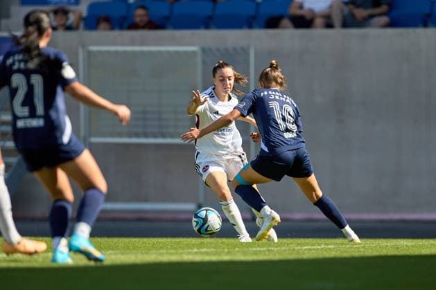 09.09.2023, GER, Frauenfußball, DFB Pokal, 2. Runde, 2023 2024, FC Carl-Zeiss Jena - FC Nürnberg Rebekka Salfelder (15, FC Nürnberg, li.), Lisa Gora (16, FC Carl Zeiss Jena), Freisteller, Aktion, Zweikampf um Ball Jena ad hoc arena, Ernst-Abbe-Sportfe Thüringen Deutschland