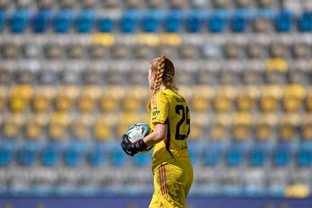 09.09.2023, GER, Frauenfußball, DFB Pokal, 2. Runde, 2023 2024, FC Carl-Zeiss Jena - FC Nürnberg Kristin Krammer (25, FC Nürnberg), vor leerer Tribüne, mit Ball Jena ad hoc arena, Ernst-Abbe-Sportfe Thüringen Deutschland