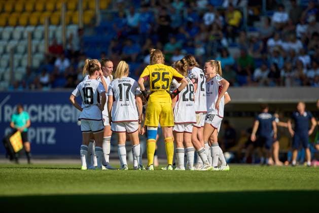 09.09.2023, GER, Frauenfußball, DFB Pokal, 2. Runde, 2023 2024, FC Carl-Zeiss Jena - FC Nürnberg Mannschaftskreis, FC Nürnberg, nach Gegentor Jena ad hoc arena, Ernst-Abbe-Sportfe Thüringen Deutschland