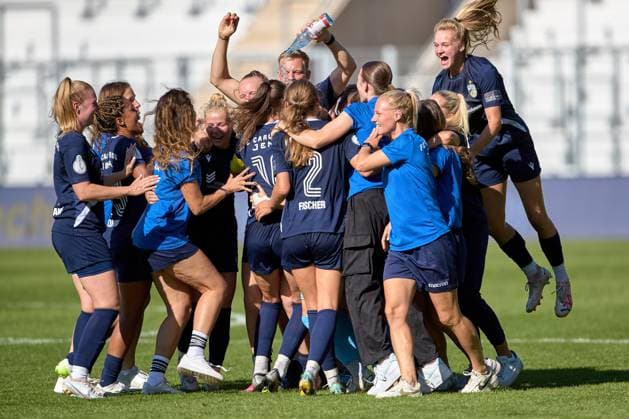 09.09.2023, GER, Frauenfußball, DFB Pokal, 2. Runde, 2023 2024, FC Carl-Zeiss Jena - FC Nürnberg Jubel, Carl Zeiss Jena, nach Pokalsieg Jena ad hoc arena, Ernst-Abbe-Sportfe Thüringen Deutschland