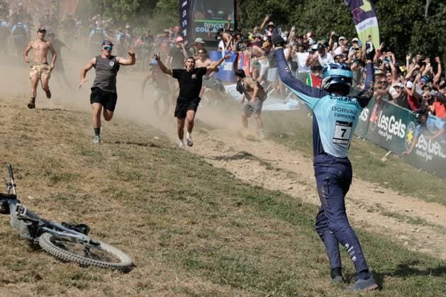 Bilder des Jahres 2023, Sport 09 September Sport Themen der Woche KW36 Sport Bilder des Tages UCI MOUTAIN BIKES WORLD SERIES PHOTOPQR LE DAUPHINE Grégory YETCHMENIZA ; Les Gets ; 09 09 2023 ; Gregory Yetchmeniza LE DAUPHINE LIBERE Photopqr LES GETS (HAUTE-SAVOIE) LE 9 SEPTEMBRE 2023 UCI MOUNTAIN BIKES WORLD SERIES VTT - COUPE DU MONDE sur notre photo : Ambiance de folie dans l aire d arrivée après la victoire de Benoit Coulanges en descente Les Gets Haute-Savoie Rhône-Alpes France  Copyright: xPHOTOPQR LExDAUPHINE MAXPPPxGrégoryxYETCHMENIZAx 20230909JDL7931 20230909JDL7931