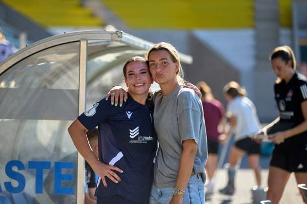 09.09.2023, GER, Frauenfußball, DFB Pokal, 2. Runde, 2023 2024, FC Carl-Zeiss Jena - FC Nürnberg Ex-RBL-Spielerinnen Anika Metzner (21, FC Carl Zeiss Jena, li.), Medina Desic (30, FC Nürnberg), nach dem Spiel Jena ad hoc arena, Ernst-Abbe-Sportfe Thüringen Deutschland