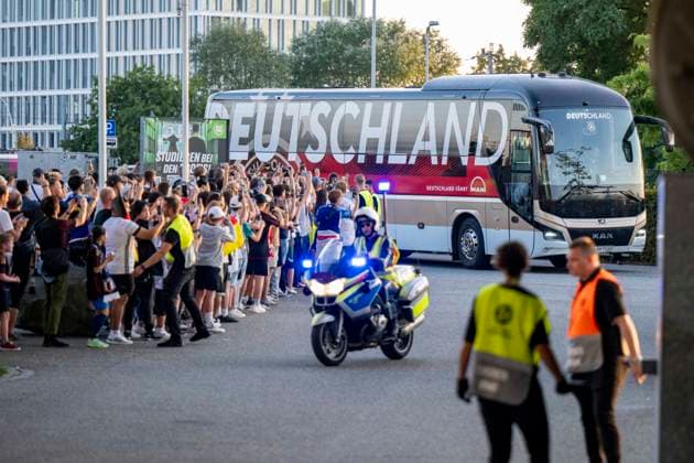 Sport Themen der Woche KW36 Fußball: Nationalmannschaft, Saison 2023 2024, Länderspiel Deutschland - Japan am 09.09.23 in der Volkswagen Arena in Wolfsburg (Niedersachsen). Der deutsche Mannschaftsbus kommt am Stadion an. DFB REGULATIONS PROHIBIT ANY USE OF PHOTOGRAPHS AS IMAGE SEQUENCES AND OR QUASI-VIDEO *** National soccer team, season 2023 2024, international match Germany Japan on 09 09 23 at the Volkswagen Arena in Wolfsburg Lower Saxony The German team bus arrives at the stadium DFB REGULATES PROHIBIT ANY USE OF PHOTOGRAPHS AS IMAGE SEQUENCES AND OR QUASI VIDEO Copyright: xKirchner DavidxInderliedx