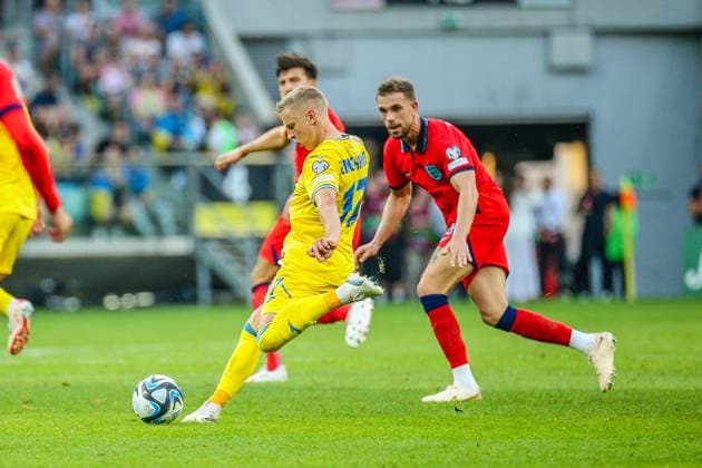 Wroclaw, 09.09.2023 MECZ 5. KOLEJKA ELIMINACJE DO MISTRZOSTW EUROPY 2024 GRUPA C: UKRAINA - ANGLIA --- QUALIFICATION FOR UEFA EURO, EM, Europameisterschaft,Fussball 2024 MATCH GROUP C IN WROCLAW: UKRAINE - ENGLAND NZ Oleksandr Zinchenko Jordan Henderson FOT. PATRYK PINDRAL 400mm.pl NEWSPIX.PL --- Newspix.pl POLAND OUT!  20230909_PP83_P83_1259