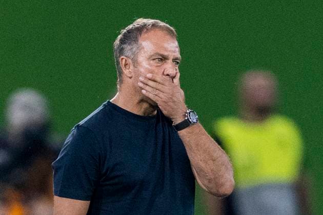 Fußball: Nationalmannschaft, Saison 2023 2024, Länderspiel Deutschland - Japan am 09.09.23 in der Volkswagen Arena in Wolfsburg (Niedersachsen). Bundestrainer Hansi Flick schlägt die Hand vor das Gesicht. DFB REGULATIONS PROHIBIT ANY USE OF PHOTOGRAPHS AS IMAGE SEQUENCES AND OR QUASI-VIDEO Copyright: xKirchner DavidxInderliedx
