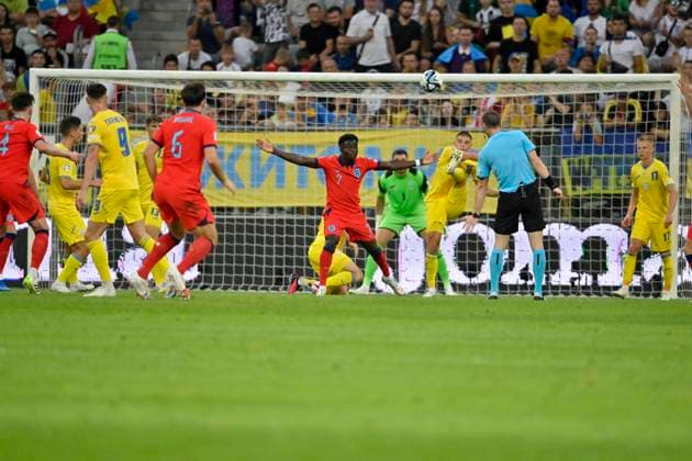 WROCLAW, POLAND - SEPTEMBER 9, 2023 - Defender Vitaliy Mykolenko (C) of Ukraine is seen in action with forward Bukayo Saka (L) of England during the UEFA EURO, EM, Europameisterschaft,Fussball 2024 Qualifying Round Matchday 5 Group C game at the Tarczynski Arena, Wroclaw, Poland. Ukraine 1-1 England in EURO 2024 qualifier in Wroclaw  Copyright: xPavloxKubanovx