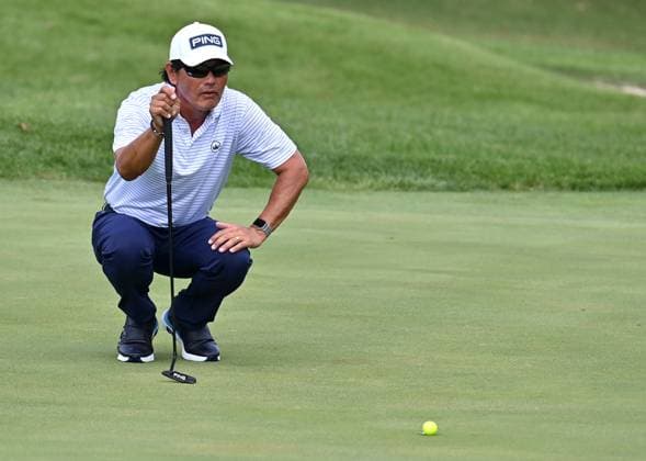 JENNINGS, MO - SEPTEMBER 09: Golfer Ken Tanigawa lines up his putt on the 2 green during the second round of the PGA, Golf Herren Tour Champions Ascension Charity Classic on September 09, 2023, at Norwood Hills Country Club in Jennings, Mo. (Photo by Keith Gillett Icon Sportswire) GOLF: SEP 09 PGA Tour Champions Ascension Charity Classic EDITORIAL USE ONLY Icon23090904