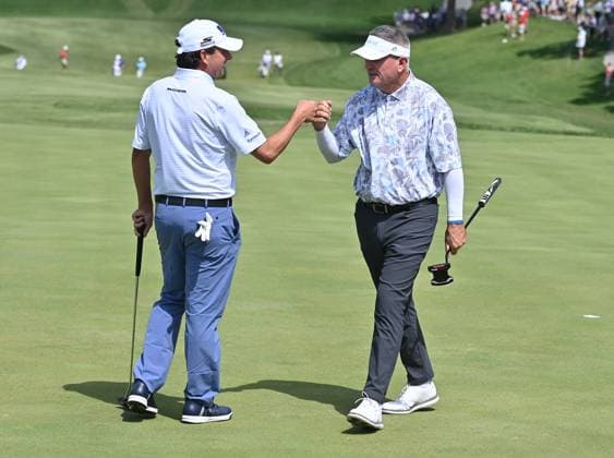 JENNINGS, MO - SEPTEMBER 09: Golfer Paul Goydos gets a fist bump from golfer Billy Andrade after sinking a long putt for a birdie on the 2 green during the second round of the PGA, Golf Herren Tour Champions Ascension Charity Classic on September 09, 2023, at Norwood Hills Country Club in Jennings, Mo. (Photo by Keith Gillett Icon Sportswire) GOLF: SEP 09 PGA Tour Champions Ascension Charity Classic EDITORIAL USE ONLY Icon23090919