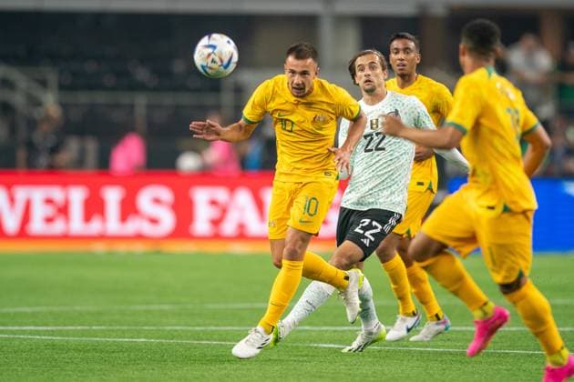 ARLINGTON, TX - SEPTEMBER 09: Australia midfielder Denis Genreau (10) heads a ball during an International Friendly, Länderspiel, Nationalmannschaft between Australia and Mexico on Sept 9, 2023, at AT&T Stadium in Arlington, TX. (Photo by Chris Leduc Icon Sportswire) SOCCER: SEP 09 Mexico vs Australia EDITORIAL USE ONLY Icon23090925