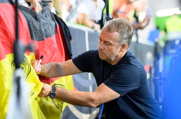 Trainer Bundestrainer Hans-Dieter Hansi FLICK (GER) schreibt Autogramme nach dem Spiel Fussball Freundschaftsspiel, Deutschland (GER) - Japan (JPN) 1:4, am 09.09.2023 in Wolfsburg Deutschland. Â