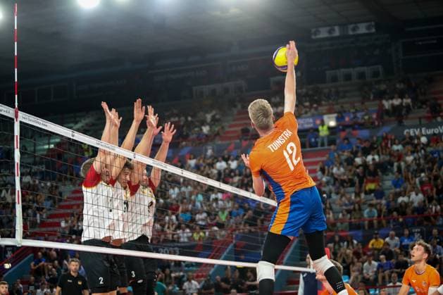Bilder des Jahres 2023, Sport 09 September Bilder des Jahres 2023, Sport 09 September Sport Themen der Woche KW36 The Netherlands Bennie Tuinstra spikes tha ball during Eight Final - The Netherland vs Germany, CEV Eurovolley Men match in Bari, Italy, September 09 2023  Copyright: xNicolaxMastronardi IPAxSportx xix xx 0 IPA_IPA40191559