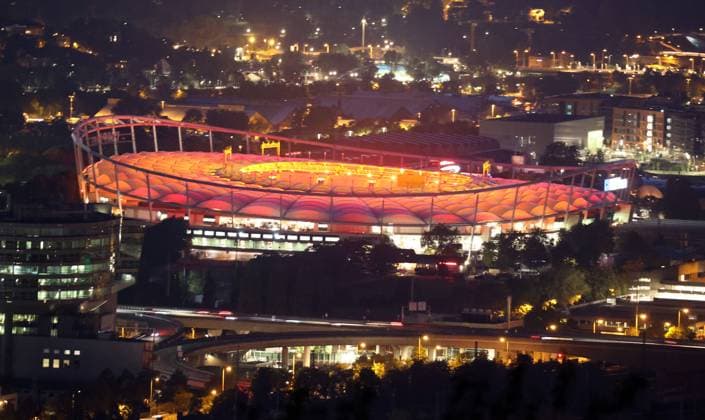 09.09.23 VfB Stuttgart Jubiläum 130 Jahre Deutschland, Stuttgart, 09.09.2023, Fussball, Bundesliga, VfB Stuttgart, Jubiläum 130 Jahre: MHP Arena rote Beleuchtung.