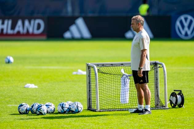 Fußball: Nationalmannschaft, öffentliches Training am 10.09.23 in der AOK Arena in Wolfsburg (Niedersachsen). Bundestrainer Hansi Flick beobachtet das Aufwärmen. Copyright: xKirchner DavidxInderliedx