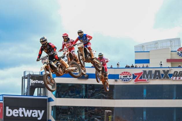 Bilder des Jahres 2023, Sport 09 September Bilder des Jahres 2023, Sport 09 September Sport Themen der Woche KW36 CONCORD, NC - SEPTEMBER 09: R.J. Hampshire (24) leads a four-ship of racers over the triple jump during the Monster Energy AMA Supercross Championship Final at zMAX Dragway on September 9, 2023 in Concord, North Carolina. (Photo by Ken Murray Icon Sportswire) AUTO: SEP 09 Monster Energy AMA Supercross Championship Final EDITORIAL USE ONLY Icon230909019