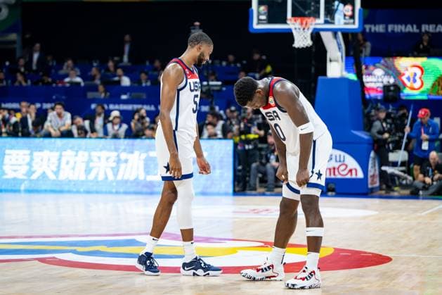 Basketball Manila Pasay 10.09.2023 FIBA Basketball World Cup 2023 Weltmeisterschaft der Männer Spiel um Platz 3 Bronze Vereinigte Staaten von Amerika USA) - Kanada (CAN) ANTHONY EDWARDS (USA, No.10) MIKAL BRIDGES (USA, No.05) niedergeschlagen