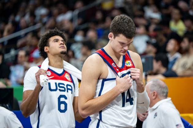 Basketball Manila Pasay 10.09.2023 FIBA Basketball World Cup 2023 Weltmeisterschaft der Männer Spiel um Platz 3 Bronze Vereinigte Staaten von Amerika USA) - Kanada (CAN) WALKER KESSLER (USA, No.14) CAMERON JOHNSON (USA, No.06) niedergeschlagen