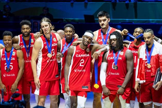 Sport Bilder des Tages Basketball Manila Pasay 10.09.2023 FIBA Basketball World Cup 2023 Weltmeisterschaft der Männer Spiel um Platz 3 Bronze Vereinigte Staaten von Amerika USA) - Kanada (CAN) Bronzemedaille für Team Kanada Shai Gilgeous-Alexander (Kanada, No.02) Luguentz Dort (Kanada, No.00) Kelly Olynyk (Kanada, No.13) Dillon Brooks (Kanada, No.24) und andere