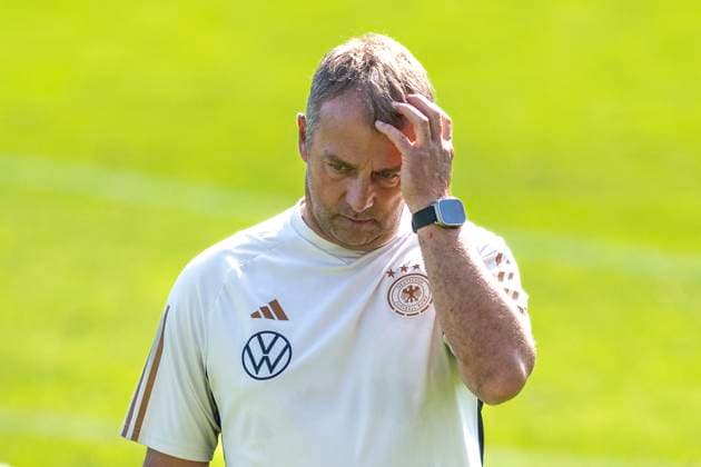 Sport Bilder des Tages Fußball: Nationalmannschaft, öffentliches Training am 10.09.23 in der AOK Arena in Wolfsburg (Niedersachsen). Bundestrainer Hansi Flick fasst sich an den Kopf. Copyright: xKirchner DavidxInderliedx