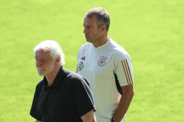 Sport Themen der Woche KW36 Sport Bilder des Tages Fussball, Nationalmannschaft Saison 2023 2024 Öffentliche Regenerations Trainingseinheit der Deutschen Nationalmannschaft nach den Länderspiel gegen Japan 10.09.2023, AOK Stadion Wolfsburg Hans Dieter Flick (Bundestrainer Deutschland) im Vordergrund (unscharf) Rudi Völler (Direktor Nationalmannschaft Deutschland) Wolfsburg AOK Stadion Niedersachsen Deutschland *** Sport, football, national team season 2023 2024 Public regeneration training session of the German national team after the international match against Japan 10 09 2023, AOK stadium Wolfsburg Hans Dieter Flick national coach Germany in the foreground blurred Rudi Völler director national team Germany Wolfsburg AOK stadium Lower Saxony Germany