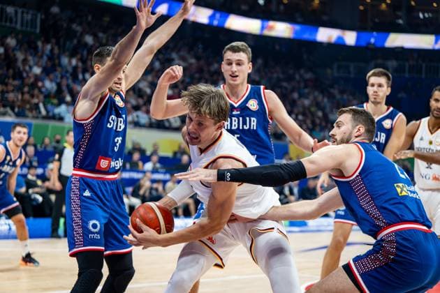 Sport Bilder des Tages Basketball Manila Pasay 10.09.2023 FIBA Basketball World Cup 2023 Weltmeisterschaft der Männer Finale Deutschland (GER) - Serbien (SRB) Moritz Wagner (Deutschland, No.13) Aleksa Avramovic (Serbien, No.30) Nikola Jovic (Serbien, No.05) Marko Guduric (Serbien, No.23)
