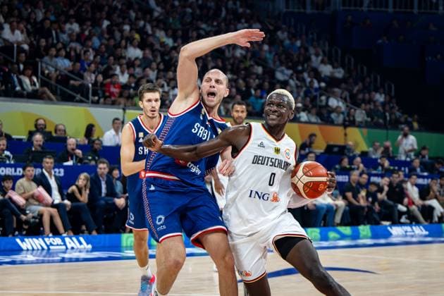 Sport Bilder des Tages Basketball Manila Pasay 10.09.2023 FIBA Basketball World Cup 2023 Weltmeisterschaft der Männer Finale Deutschland (GER) - Serbien (SRB) Isaac Bonga (Deutschland, No.00) Dejan Davidovac (Serbien, No.27)