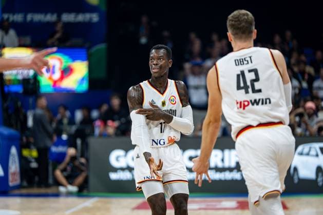 Basketball Manila Pasay 10.09.2023 FIBA Basketball World Cup 2023 Weltmeisterschaft der Männer Finale Deutschland (GER) - Serbien (SRB) Dennis Schröder Schroeder (Deutschland, No.17) Schröder Schroder Andreas Obst (Deutschland, No.42) Jubel Freeze