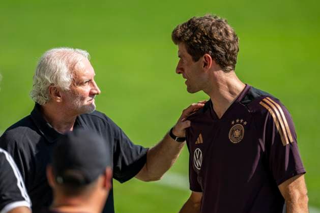 Fußball: Nationalmannschaft, öffentliches Training am 10.09.23 in der AOK Arena in Wolfsburg (Niedersachsen). Rudi Völler (l.) spricht mit Deutschlands Thomas Müller. Copyright: xKirchner DavidxInderliedx
