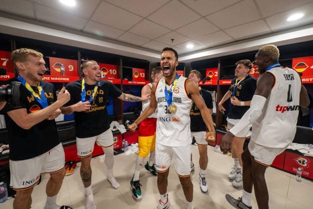Basketball Manila Pasay 10.09.2023 FIBA Basketball World Cup 2023 Weltmeisterschaft der Männer Finale Deutschland (GER) - Serbien (SRB) Deutschland ist Weltmeister Kabine Jubel Nils Giffey (Deutschland, No.05) Daniel Theis (Deutschland, No.10) Johannes Thiemann (Deutschland, No.32) Isaac Bonga (Deutschland, No.00)