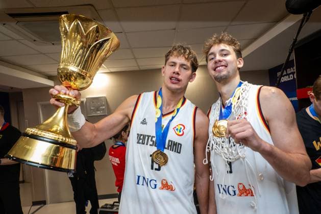 Basketball Manila Pasay 10.09.2023 FIBA Basketball World Cup 2023 Weltmeisterschaft der Männer Finale Deutschland (GER) - Serbien (SRB) Deutschland ist Weltmeister Kabine Jubel Moritz Wagner (Deutschland, No.13) Franz Wagner (Deutschland, No.09)