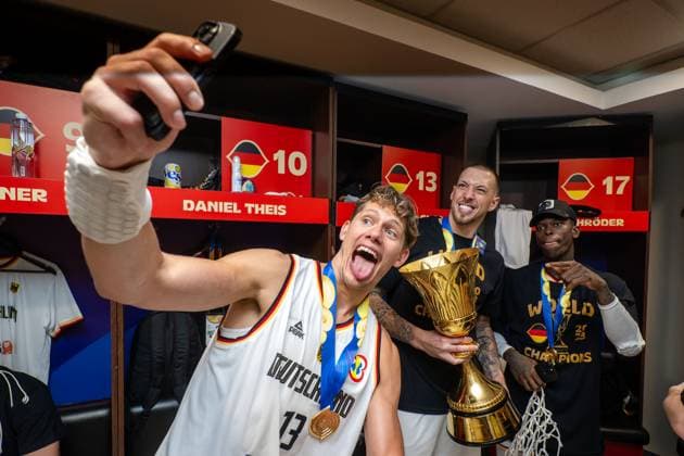 Sport Themen der Woche KW36 Sport Bilder des Tages Basketball Manila Pasay 10.09.2023 FIBA Basketball World Cup 2023 Weltmeisterschaft der Männer Finale Deutschland (GER) - Serbien (SRB) Deutschland ist Weltmeister Kabine Jubel Moritz Wagner (Deutschland, No.13) Daniel Theis (Deutschland, No.10) Dennis Schröder Schroeder (Deutschland, No.17) Schröder Schroder *** Basketball Manila Pasay 10 09 2023 FIBA Basketball World Cup 2023 Mens World Cup Final Germany GER Serbia SRB Germany is World Champion Booth Cheering Moritz Wagner Germany, No 13 Daniel Theis Germany, No 10 Dennis Schröder Schroeder Germany, No 17 Schröder Schroder