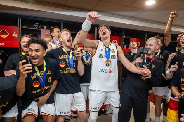 Basketball Manila Pasay 10.09.2023 FIBA Basketball World Cup 2023 Weltmeisterschaft der Männer Finale Deutschland (GER) - Serbien (SRB) Deutschland ist Weltmeister Kabine Jubel Maodo Lo (Deutschland, No.04) Nils Giffey (Deutschland, No.05) Moritz Wagner (Deutschland, No.13)hroeder (Deutschland, No.17) Schröder Schroder
