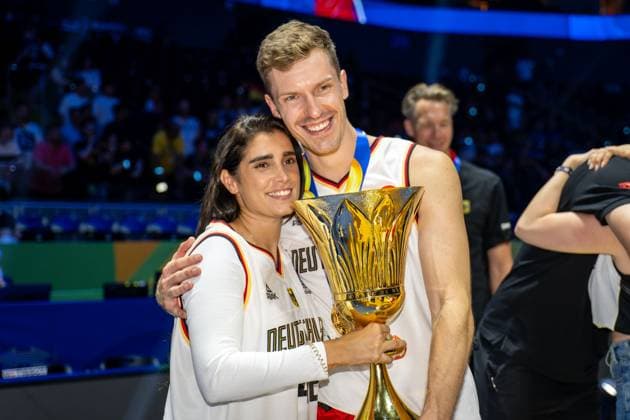 Basketball Manila Pasay 10.09.2023 FIBA Basketball World Cup 2023 Weltmeisterschaft der Männer Finale Deutschland (GER) - Serbien (SRB) Andreas Obst (Deutschland, No.42) mit freundin