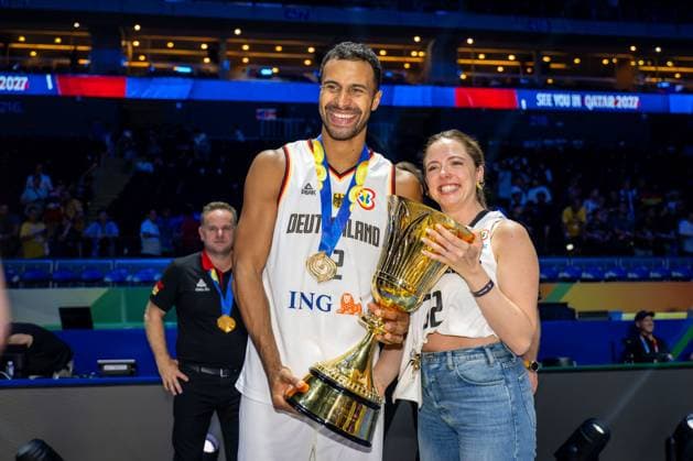 Basketball Manila Pasay 10.09.2023 FIBA Basketball World Cup 2023 Weltmeisterschaft der Männer Finale Deutschland (GER) - Serbien (SRB) Johannes Thiemann (Deutschland, No.32) mit frau