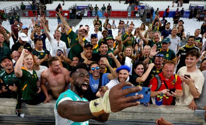 Bilder des Jahres 2023, Sport 09 September Sport Themen der Woche KW36 Sport Bilder des Tages 2023 Rugby World Cup Pool B, Stade de Marseille, Marseille, France 10 9 2023 South Africa vs Scotland South Africa™s Siya Kolisi takes selfies with fans after the game Siya Kolisi takes selfies with fans after the game 10 9 2023  Copyright: x INPHO JamesxCrombiex 032A9338A