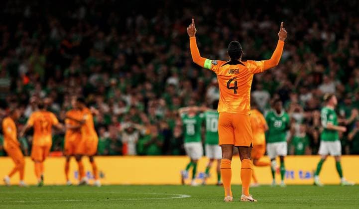 UEFA EURO, EM, Europameisterschaft,Fussball 2024 Qualifying Round Group B, Aviva Stadium, Dublin 10 9 2023 Republic of Ireland vs The Netherlands Virgil van Dijk celebrates as Cody Gakpo of The Netherlands scores a penalty Virgil van Dijk celebrates as Cody Gakpo scores a penalty 10 9 2023  Copyright: x INPHO RyanxByrnex RB1_1302