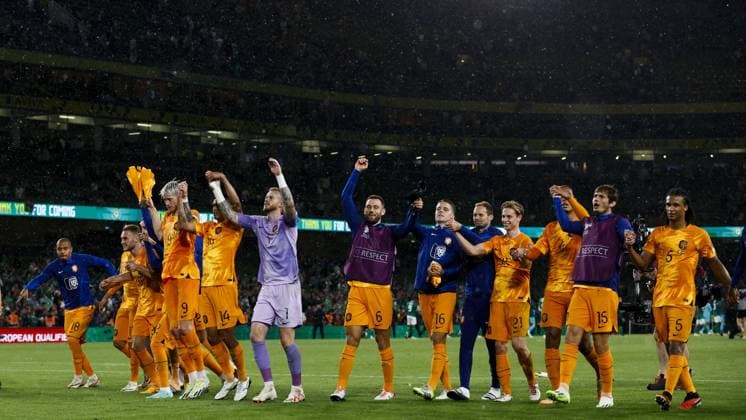 DUBLIN - (l-r) Wout Weghorst of Holland, Tijjani Reijnders of Holland, Holland goalkeeper Mark Fleken, Stefan de Vrij of Holland, Joey Veerman of Holland, Daley Blind of Holland, Frenkie de Jong of Holland, Marten de Roon of Holland, Nathan Ake of Holland celebrate the 1-2 victory after the European Championship, EM, Europameisterschaft Qualifying match in Group B between Ireland and the Netherlands at the Aviva Stadium on September 10, 2023 in Dublin, Republic of Ireland. ANP KOEN VAN WEEL Group B - UEFA EURO, EM, Europameisterschaft,Fussball 2024 European Qualifiers 2023 2024 xVIxANPxSportx xxANPxIVx 477888812 originalFilename: 477888812.jpg
