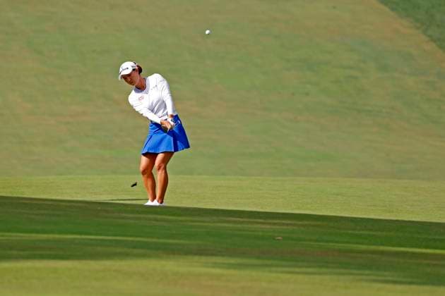 CINCINNATI, OH - SEPTEMBER 10: LPGA, Golf Damen player Minjee Lee hits a wedge on the 18th hole during the Kroger Queen City Championship at the Kenwood Country Club in Cincinnati, Ohio. (Photo by Brian Spurlock Icon Sportswire) GOLF: SEP 10 LPGA Kroger Queen City Championship EDITORIAL USE ONLY Icon230910087