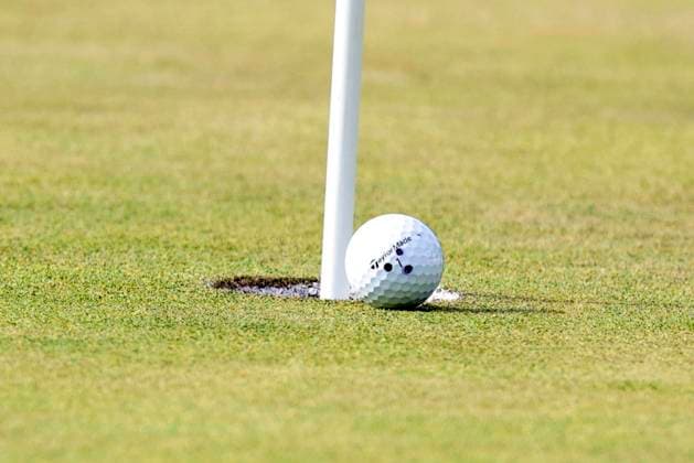 CINCINNATI, OH - SEPTEMBER 10: LPGA, Golf Damen player Charley Hull s ball on the edge of the cup as Hull nearly made a miraculous birdie putt on the 18th green during the first playoff of the Kroger Queen City Championship at the Kenwood Country Club in Cincinnati, Ohio. (Photo by Brian Spurlock Icon Sportswire) GOLF: SEP 10 LPGA Kroger Queen City Championship EDITORIAL USE ONLY Icon230910096