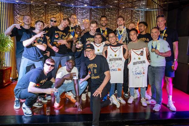 Sport Themen der Woche KW37 Sport Bilder des Tages Basketball Manila Pasay 11.09.2023 FIBA Basketball World Cup 2023 Weltmeisterschaft der Männer Finale Deutschland (GER) - Serbien (SRB) Deutschland ist Weltmeister Party nach dem Spiel in der Nacht im Hotel The Peninsula Manila Teamfoto Mannschaftsfoto *** Basketball Manila Pasay 11 09 2023 FIBA Basketball World Cup 2023 Mens World Cup Final Germany GER Serbia SRB Germany is World Champion Party after the game in the night at The Peninsula Manila Hotel Team photo Team photo