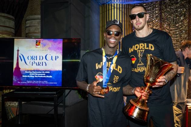 Sport Themen der Woche KW37 Sport Bilder des Tages Basketball Manila Pasay 11.09.2023 FIBA Basketball World Cup 2023 Weltmeisterschaft der Männer Finale Deutschland (GER) - Serbien (SRB) Deutschland ist Weltmeister Party nach dem Spiel in der Nacht im Hotel The Peninsula Manila Dennis Schröder Schroeder (Deutschland, No.17) Schröder Schroder Daniel Theis (Deutschland, No.10) re. *** Basketball Manila Pasay 11 09 2023 FIBA Basketball World Cup 2023 Mens World Cup Final Germany GER Serbia SRB Germany is world champion party after the game at night at The Peninsula Manila hotel Dennis Schröder Schroeder Germany, No 17 Schröder Schroder Daniel Theis Germany, No 10 re