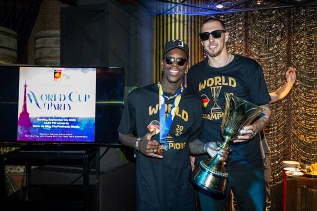 Basketball Manila Pasay 11.09.2023 FIBA Basketball World Cup 2023 Weltmeisterschaft der Männer Finale Deutschland (GER) - Serbien (SRB) Deutschland ist Weltmeister Party nach dem Spiel in der Nacht im Hotel The Peninsula Manila Dennis Schröder Schroeder (Deutschland, No.17) Schröder Schroder Daniel Theis (Deutschland, No.10) re.