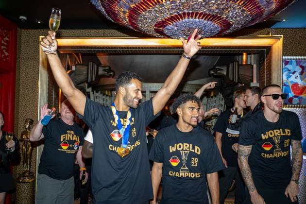 Basketball Manila Pasay 11.09.2023 FIBA Basketball World Cup 2023 Weltmeisterschaft der Männer Finale Deutschland (GER) - Serbien (SRB) Deutschland ist Weltmeister Party nach dem Spiel in der Nacht im Hotel The Peninsula Manila Johannes Thiemann (Deutschland, No.32) Maodo Lo (Deutschland, No.04) Daniel Theis (Deutschland, No.10) vlnr.