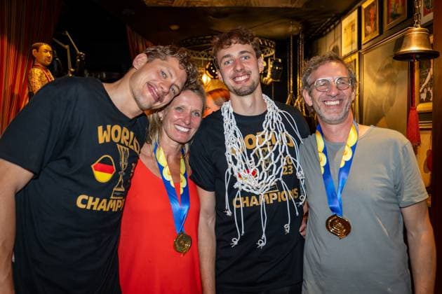 Sport Bilder des Tages Basketball Manila Pasay 11.09.2023 FIBA Basketball World Cup 2023 Weltmeisterschaft der Männer Finale Deutschland (GER) - Serbien (SRB) Deutschland ist Weltmeister Party nach dem Spiel in der Nacht im Hotel The Peninsula Manila Moritz Wagner (Deutschland, No.13) li und Franz Wagner (Deutschland, No.09) 2.v.re. mit ihrer Mutter Beate Wagner 2.v.li. und Vater Axel Schulz