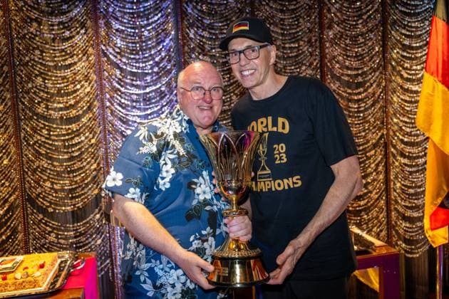 Basketball Manila Pasay 11.09.2023 FIBA Basketball World Cup 2023 Weltmeisterschaft der Männer Finale Deutschland (GER) - Serbien (SRB) Deutschland ist Weltmeister Party nach dem Spiel in der Nacht im Hotel The Peninsula Manila DBB Präsident Ingo Weiß Weiss mit Gordon Herbert (Deutschland, Bundestrainer)