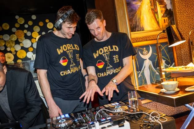 Basketball Manila Pasay 11.09.2023 FIBA Basketball World Cup 2023 Weltmeisterschaft der Männer Finale Deutschland (GER) - Serbien (SRB) Deutschland ist Weltmeister Party nach dem Spiel in der Nacht im Hotel The Peninsula Manila David Krämer (Deutschland, No.44) Kraemer Kramer als DJ an den turntables Andreas Obst (Deutschland, No.42) re.