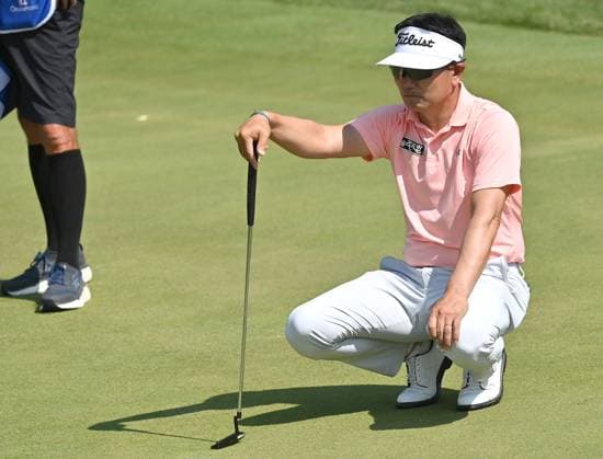 JENNINGS, MO - SEPTEMBER 10: Golfer Y.E. Yang lines up his putt on the 2 green during the final round of the PGA, Golf Herren Tour Champions Ascension Charity Classic on September 10, 2023, at Norwood Hills Country Club in Jennings, Mo. (Photo by Keith Gillett Icon Sportswire) GOLF: SEP 10 PGA Tour Champions Ascension Charity Classic EDITORIAL USE ONLY Icon230901055
