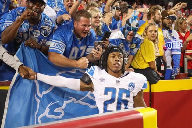 KANSAS CITY, MO - SEPTEMBER 07: Detroit Lions running back Jahmyr Gibbs (26) takes a picture with fans after an NFL, American Football Herren, USA game between the Detroit Lions and Kansas City Chiefs on Sep 7, 2023 at GEHA Field at Arrowhead Stadium in Kansas City, MO. (Photo by Scott Winters Icon Sportswire) NFL: SEP 07 Lions at Chiefs EDITORIAL USE ONLY Icon2309070682