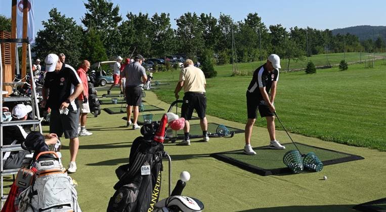 11.09.2023 Gründau Golfpark Gut Hühnerhof Eintracht Frankfurt Golf Open vor dem Turnier Abschlag üben